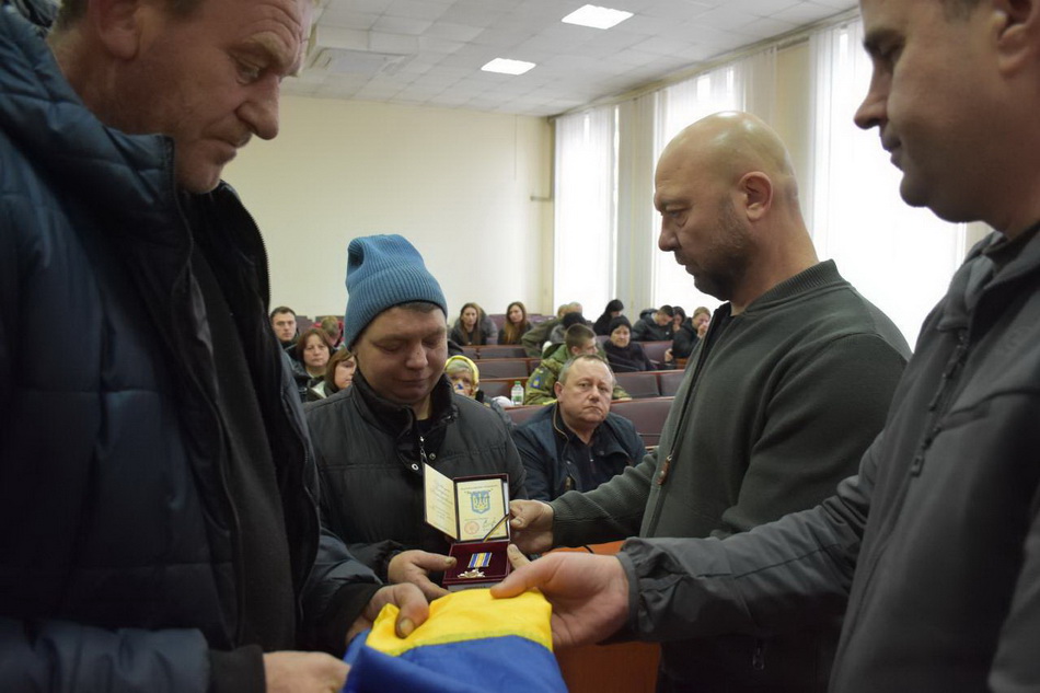 У Вінницькому районі передали нагороди родинам 18 загиблих героїв - фото 23