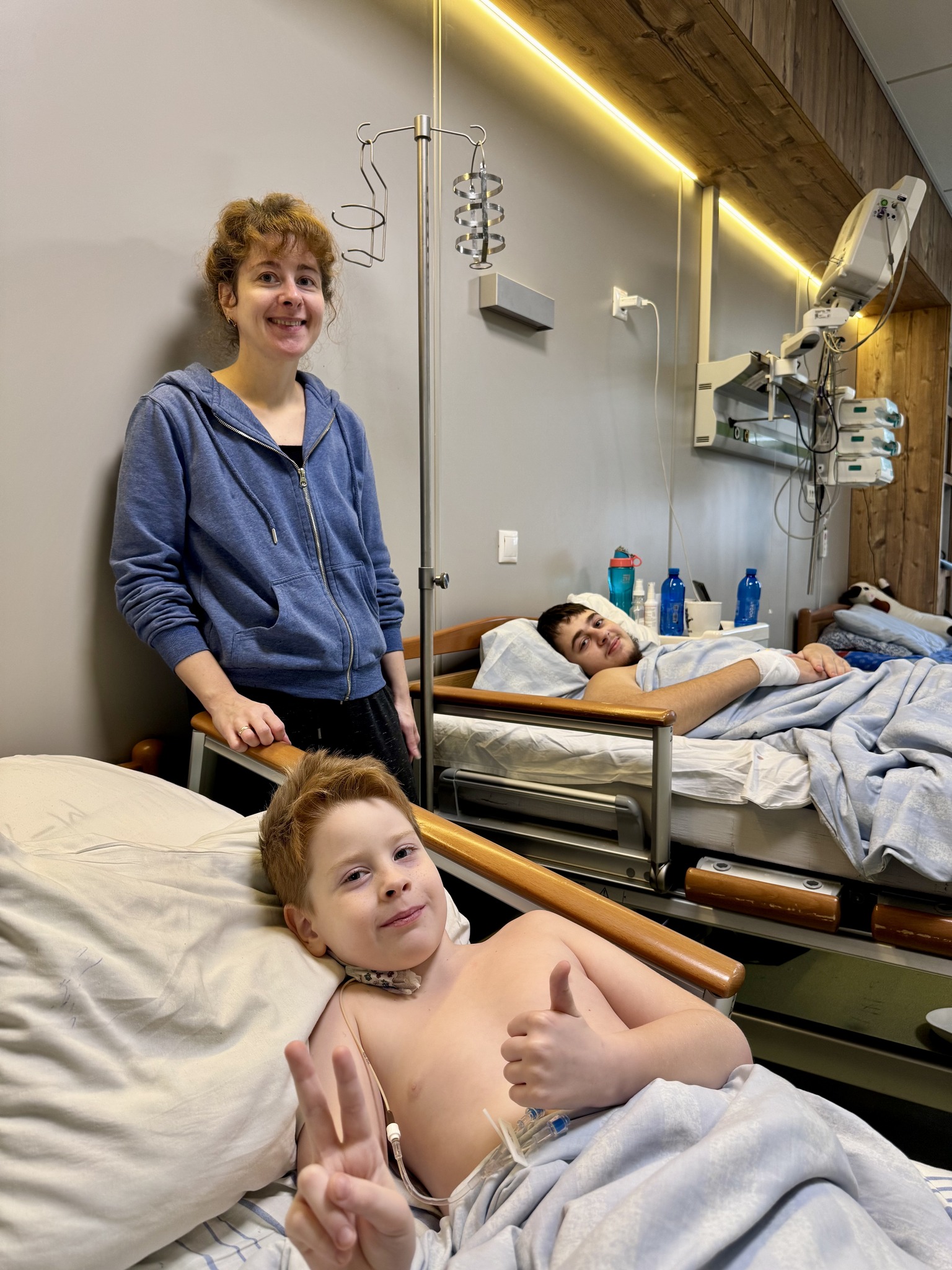 Медики Охматдиту врятували двох братів із Херсона, які постраждали від танкового обстрілу - фото 2