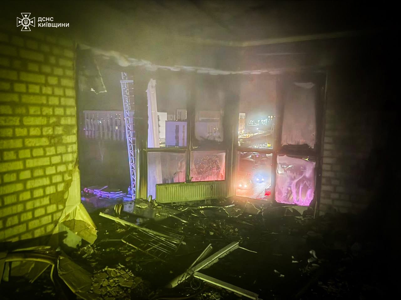 Пожежа на Київщині: рятувальники евакуювали 150 осіб