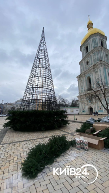 На Софійській площі встановлюють новорічну ялинку