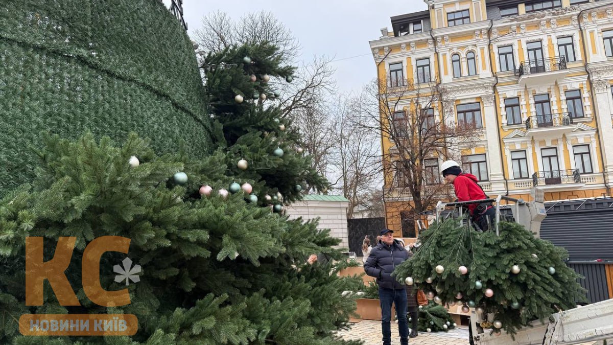 На Софійській площі встановлюють новорічну ялинку - фото 2