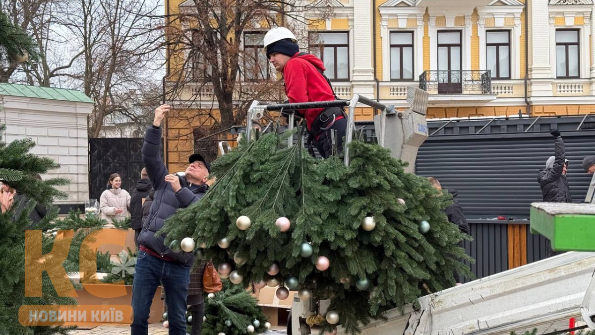На Софійській площі встановлюють новорічну ялинку