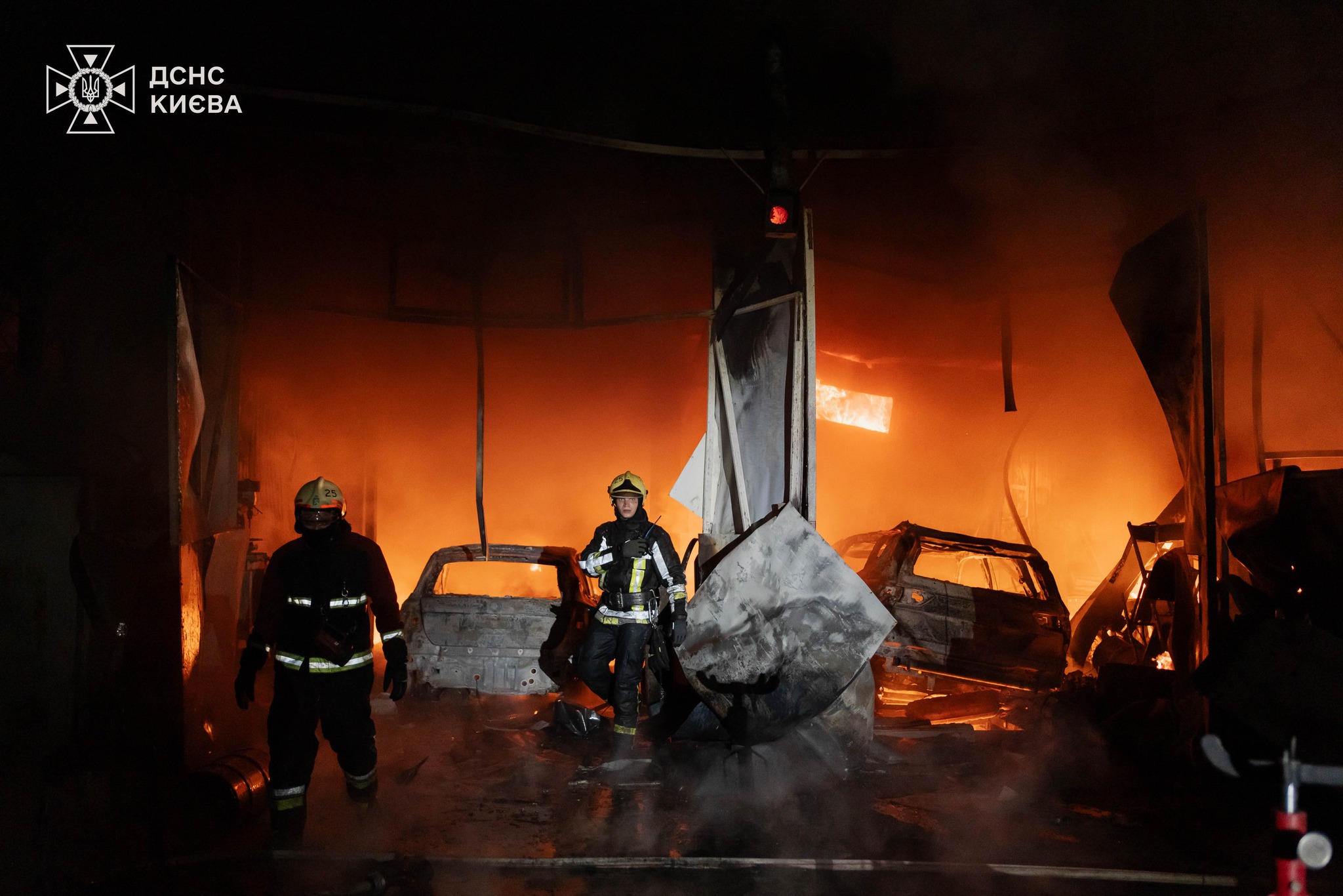 Рятувальники показали, як приборкували вогонь на СТО в Києві. Відео - фото 2