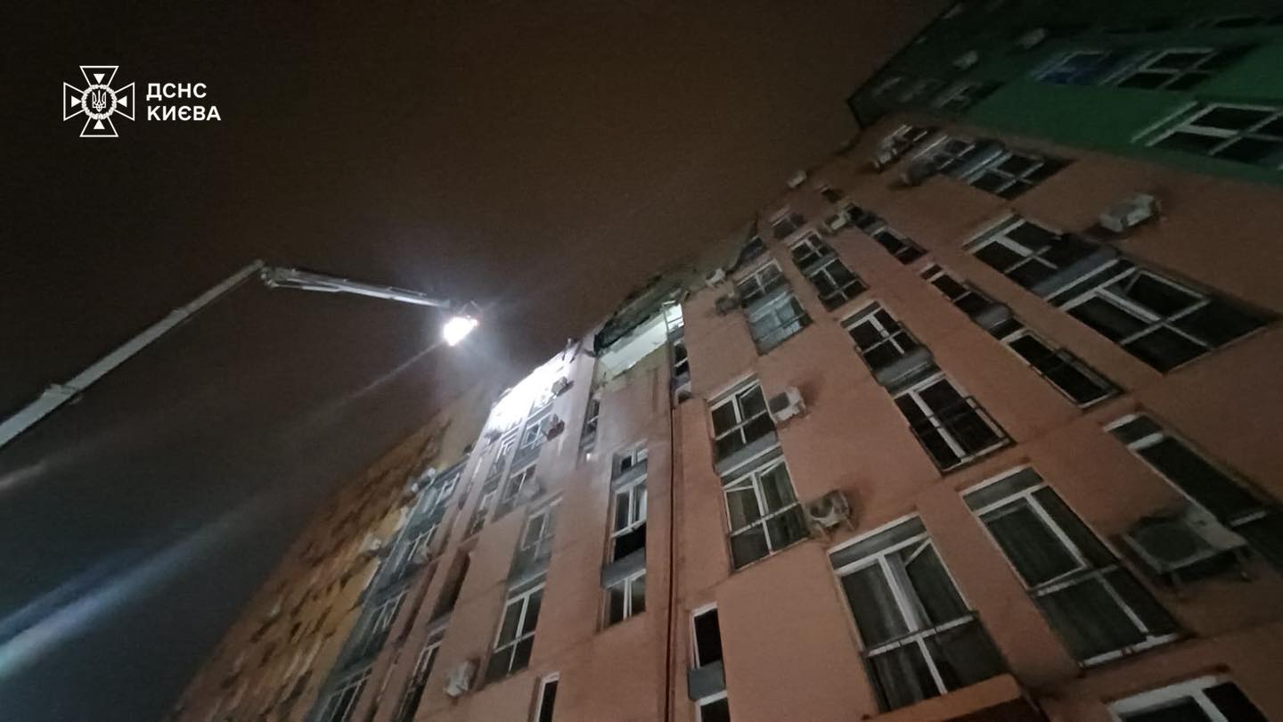 У Києві вибухи: одна людина загинула, пошкоджено багатоповерхівки - фото 9