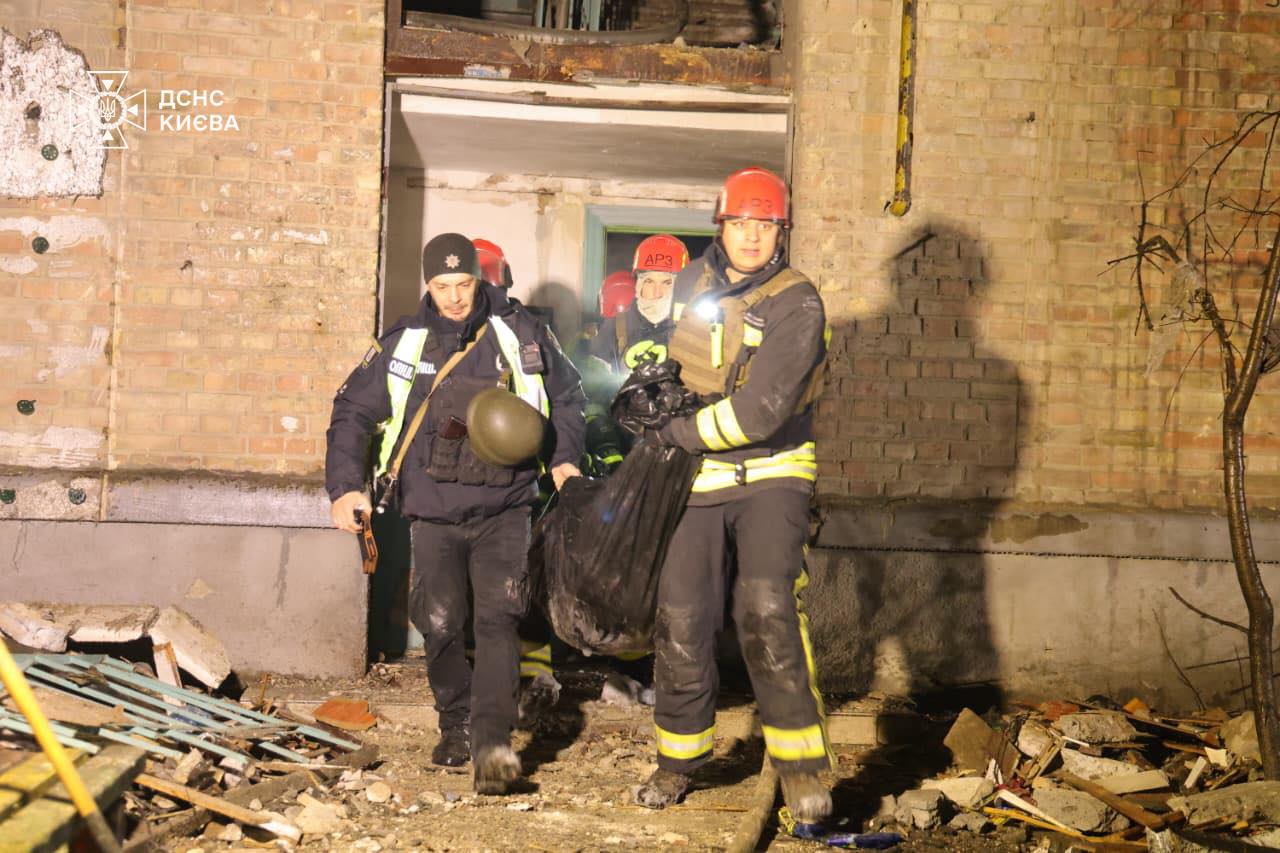 У Києві вибухи: одна людина загинула, пошкоджено багатоповерхівки - фото 2
