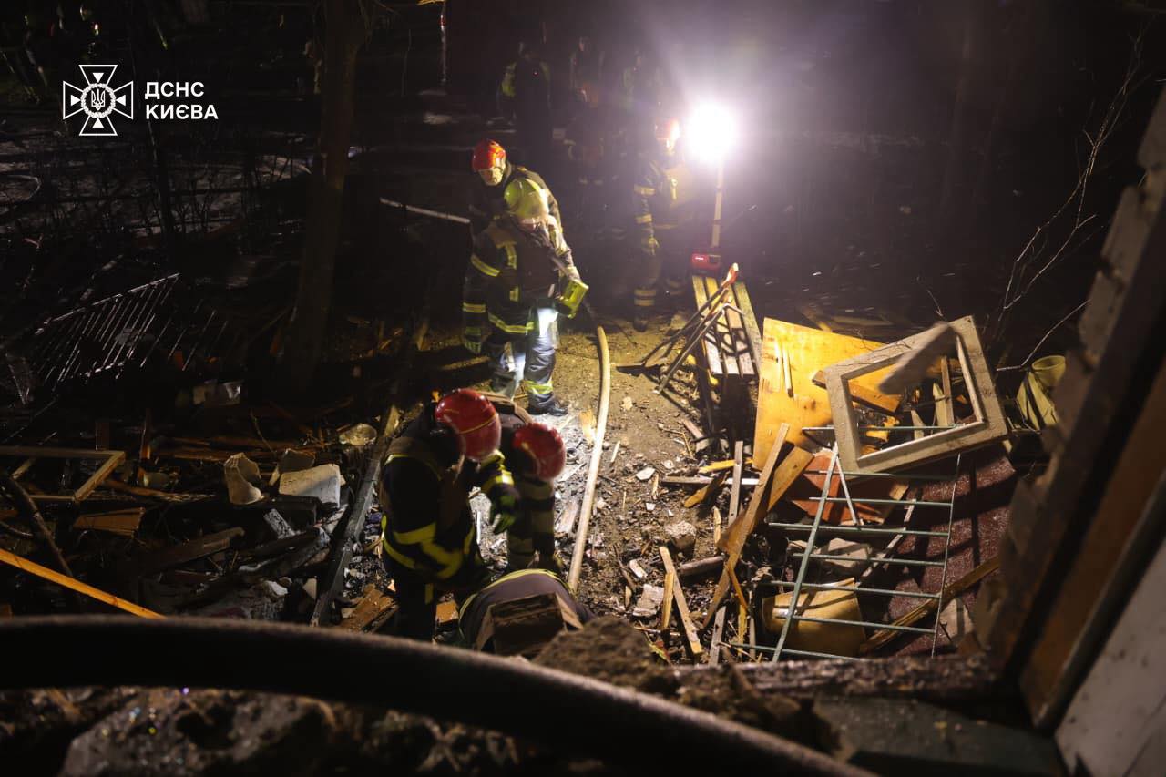 У Києві вибухи: одна людина загинула, пошкоджено багатоповерхівки - фото 3