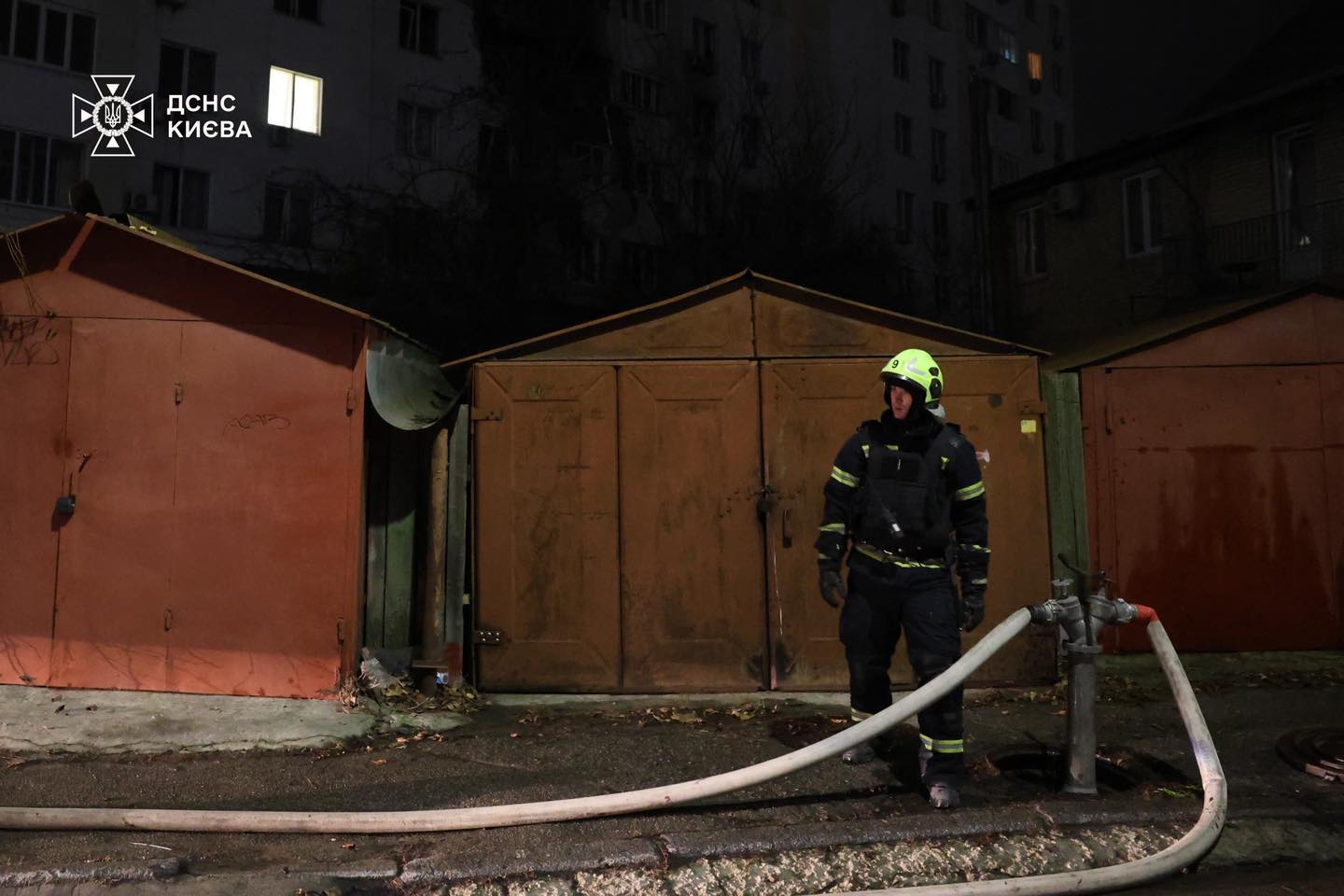У Києві вибухи: одна людина загинула, пошкоджено багатоповерхівки - фото 4