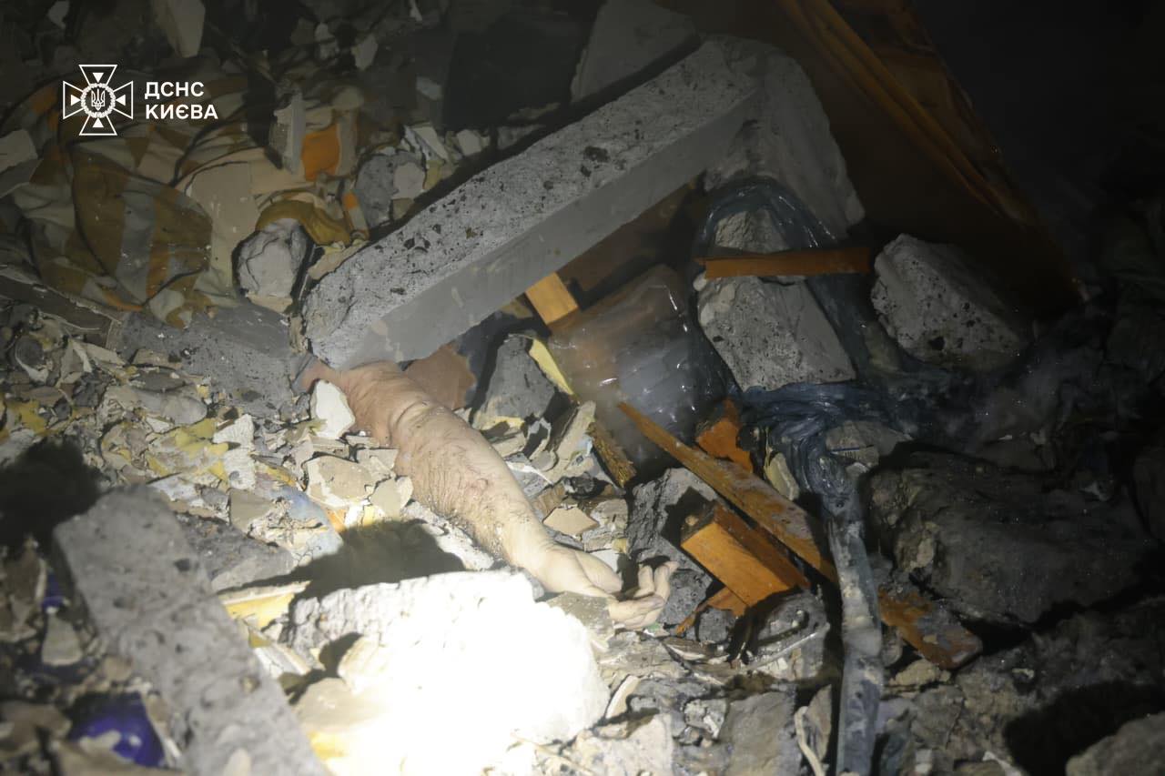 У Києві вибухи: одна людина загинула, пошкоджено багатоповерхівки - фото 5