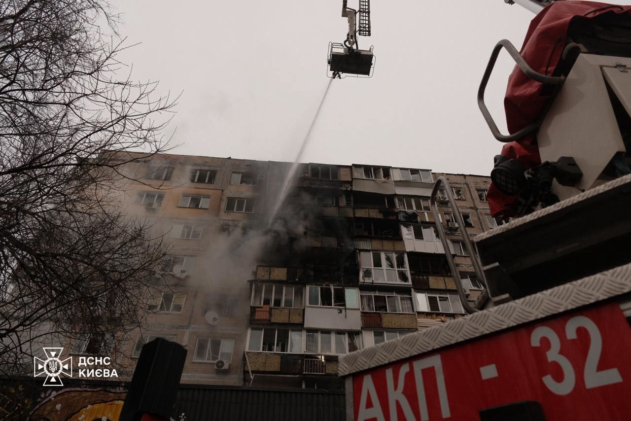 У Києві ДСНСникам вдалось врятувати 8 людей, зокрема дитину - фото 4