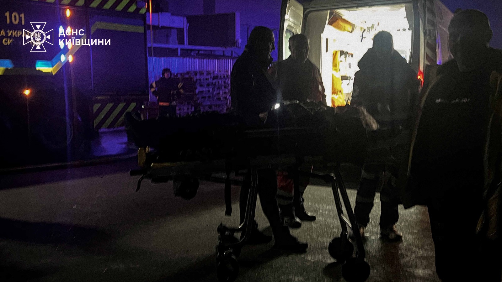 Війська РФ вдарили по багатоповерхівці на Київщині – є постраждалі, одна людина загинула