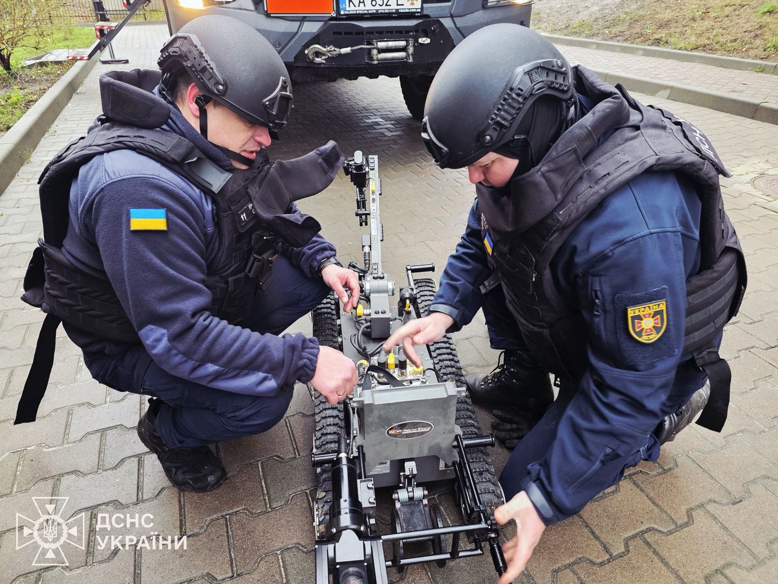 Дрон впав на дах та не вибухнув: унікальну операцію з розмінування провели фахівці ДСНС у Вишгороді - фото 3