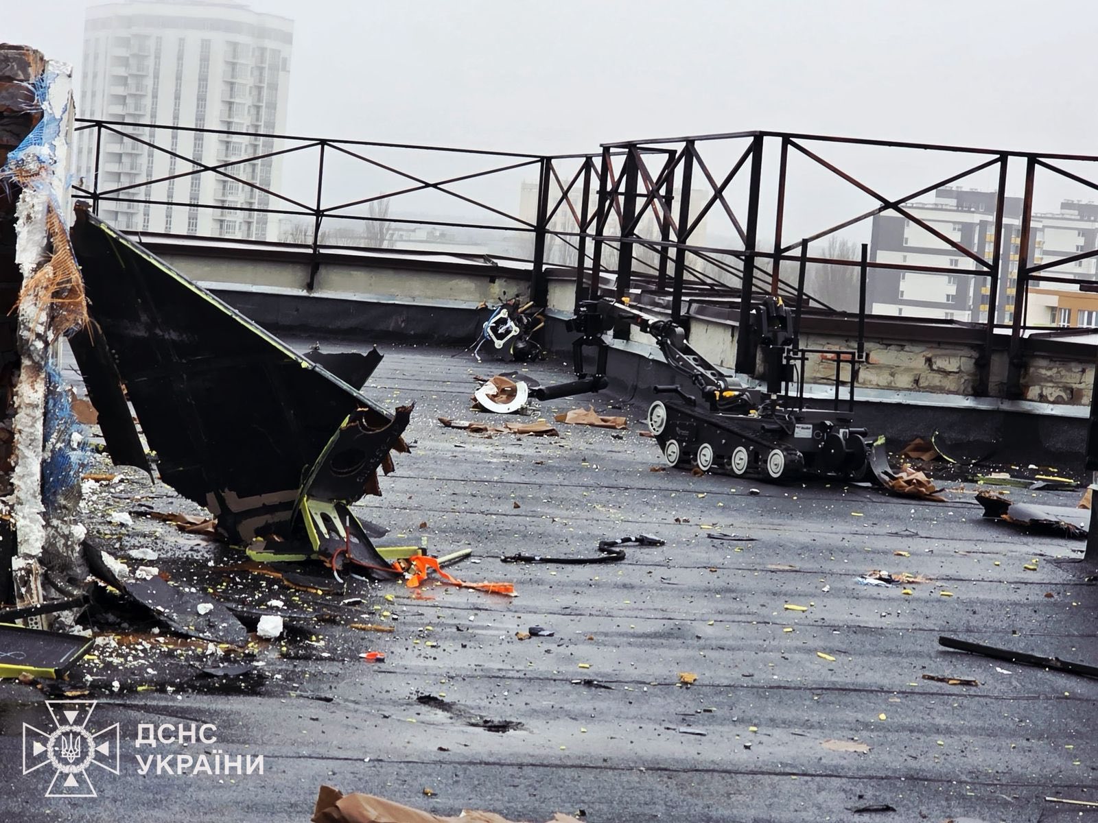 Дрон впав на дах та не вибухнув: унікальну операцію з розмінування провели фахівці ДСНС у Вишгороді - фото 5