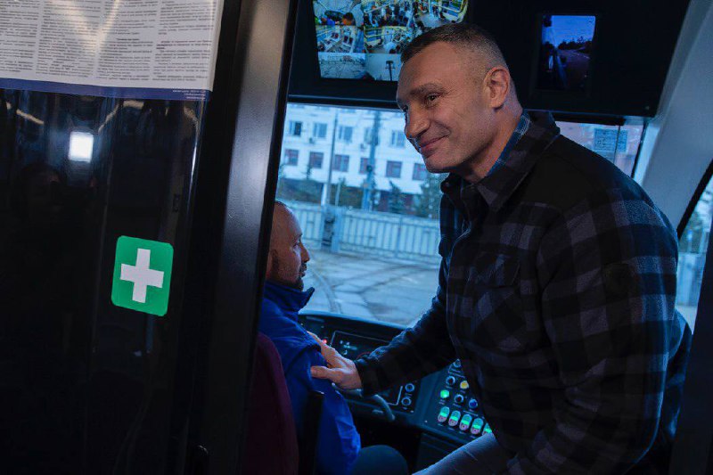 У Києві на маршрути вийшли нові трамваї та автобуси - фото 2