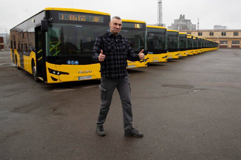 У Києві на маршрути вийшли нові трамваї та автобуси - фото 4