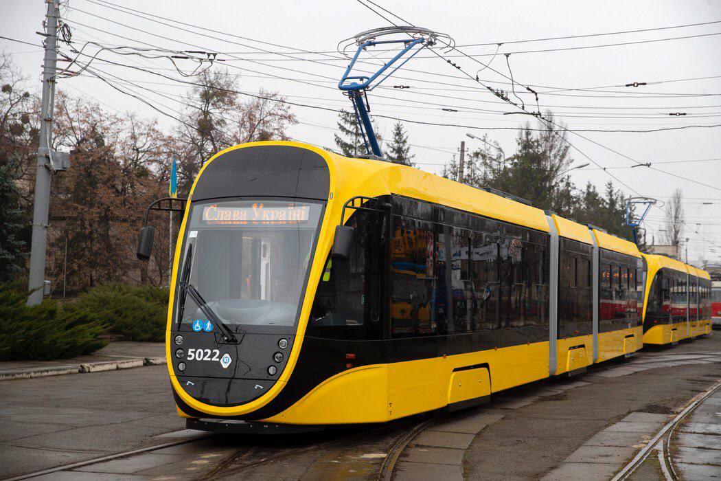 У Києві на маршрути вийшли нові трамваї та автобуси