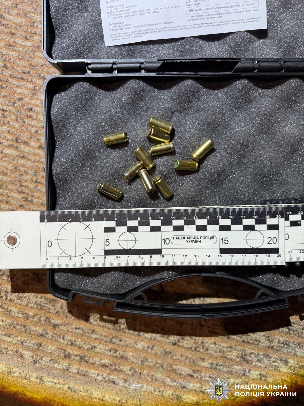 У двох кав’ярнях міста вінничанин, погрожуючи пістолетом, забрав гроші з кас - фото 2