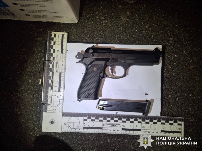 У двох кав’ярнях міста вінничанин, погрожуючи пістолетом, забрав гроші з кас