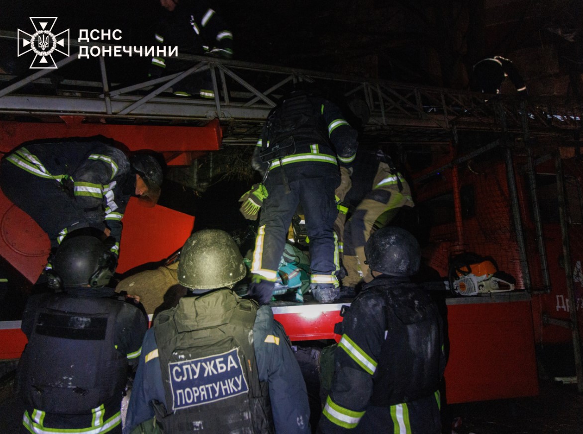 З-під завалів у Краматорську дістали тіло жінки, ще одну мешканку – врятували - фото 5