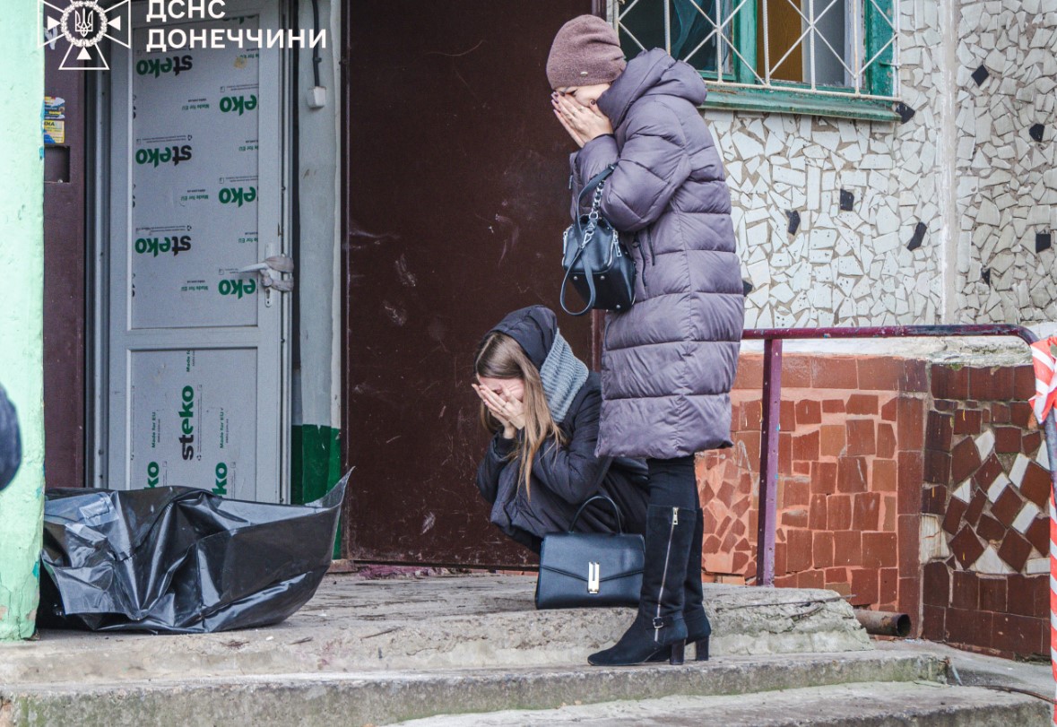 З-під завалів у Краматорську дістали тіло жінки, ще одну мешканку – врятували - фото 7