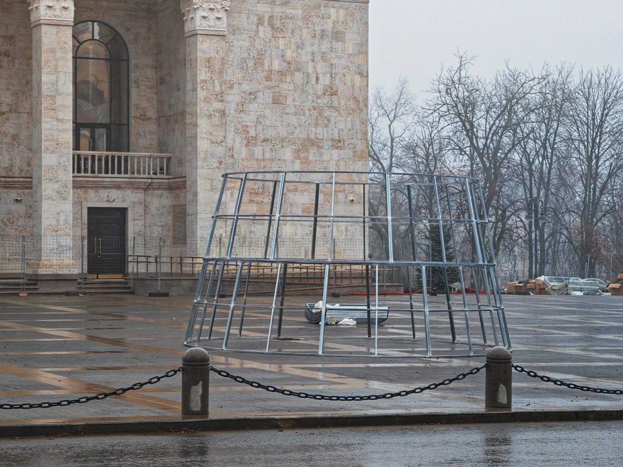 У Маріуполі окупанти ставлять ялинку на місці масового вбивства українців