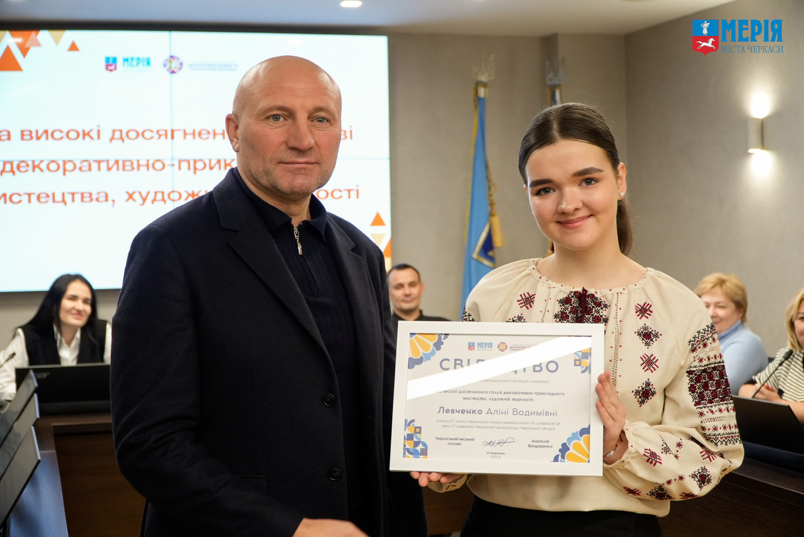 Черкаським школярам вручили сертифікати на муніципальні стипендії - фото 2