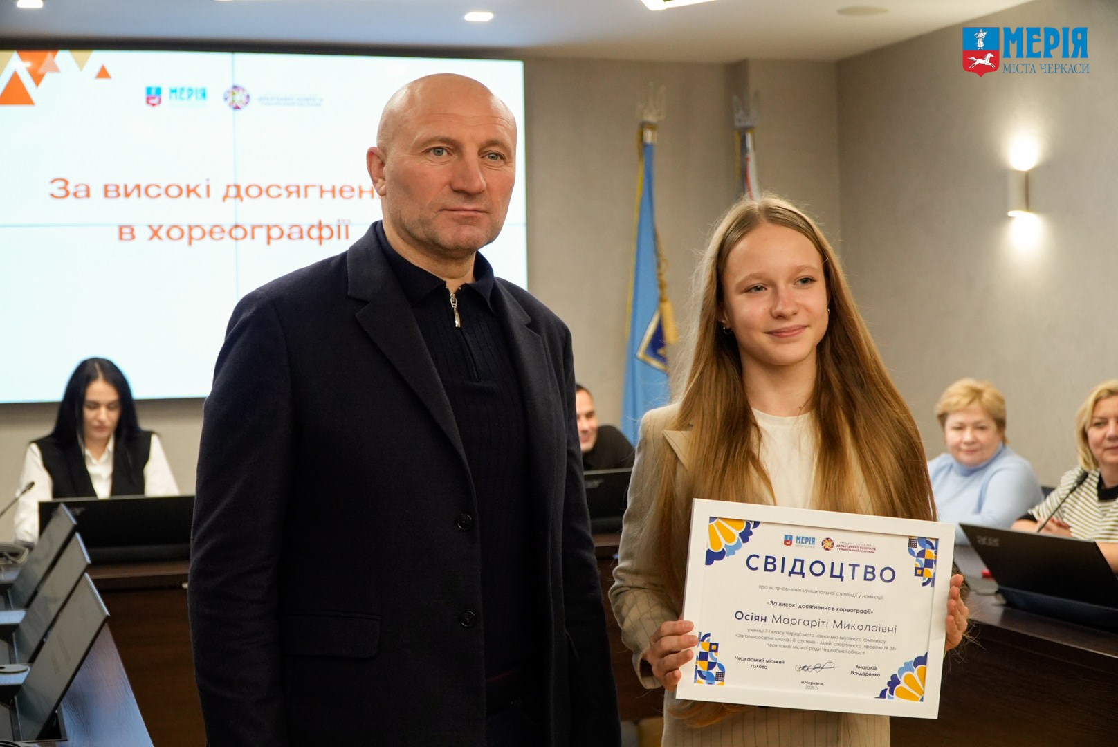 Черкаським школярам вручили сертифікати на муніципальні стипендії - фото 3