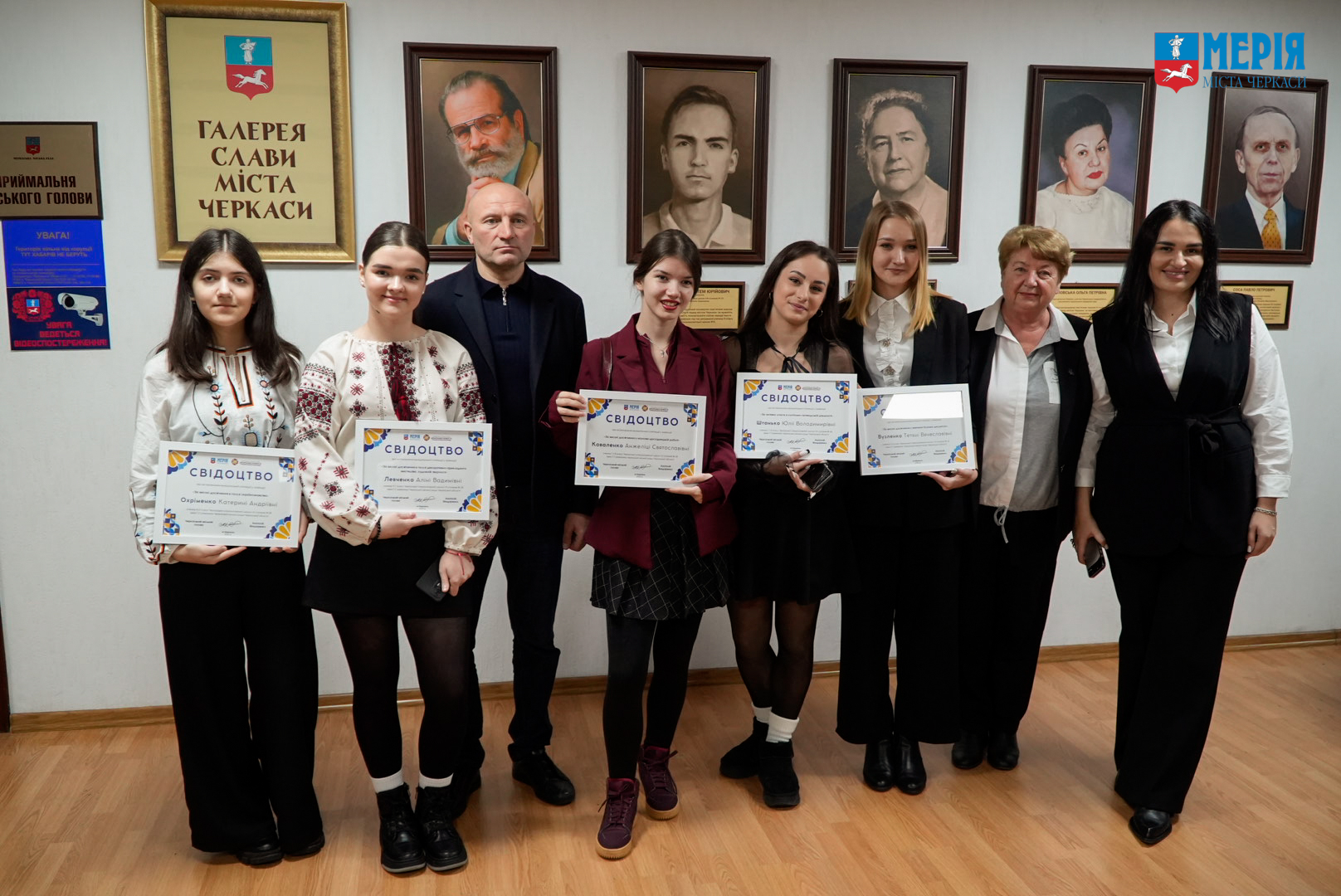 Черкаським школярам вручили сертифікати на муніципальні стипендії - фото 4