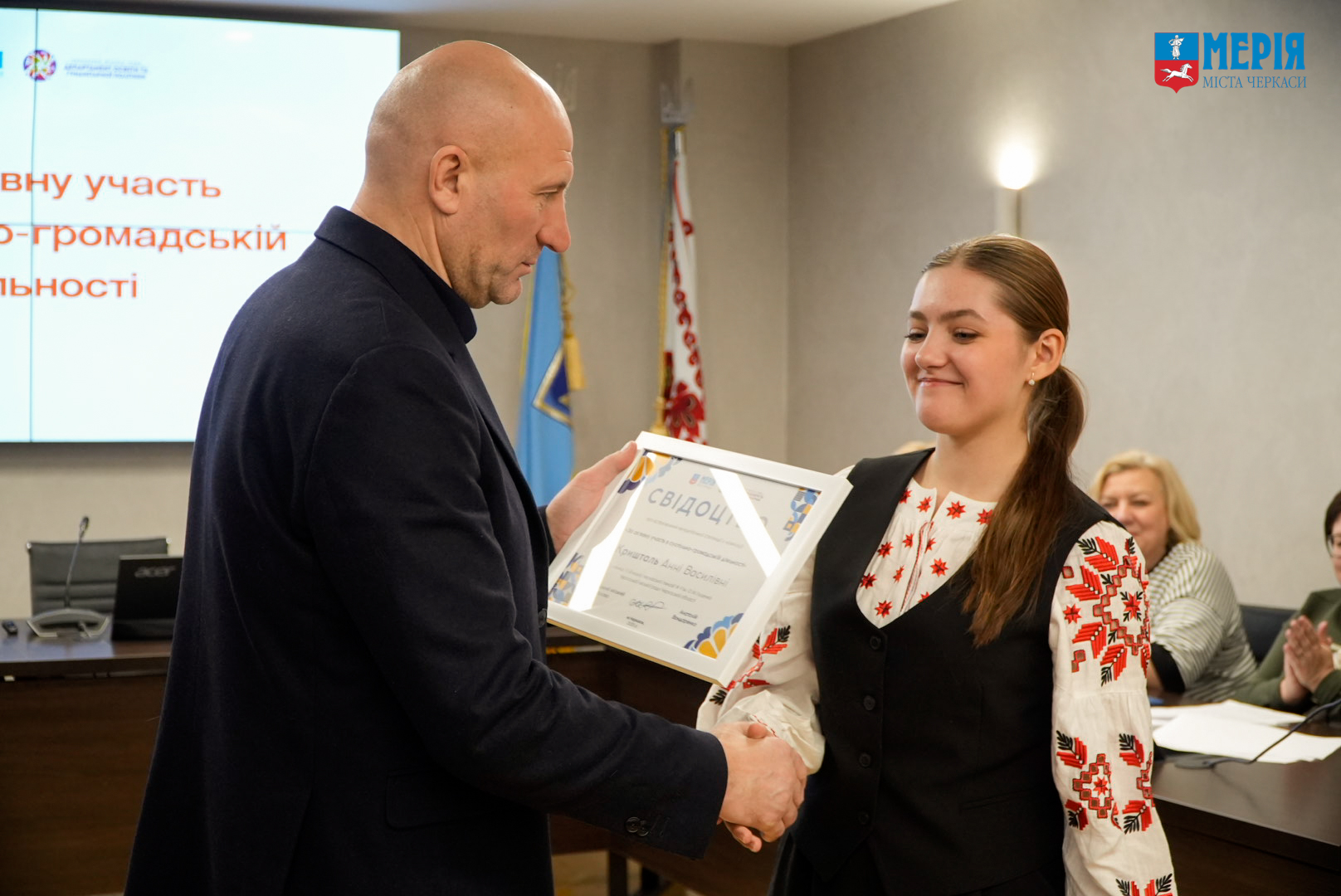 Черкаським школярам вручили сертифікати на муніципальні стипендії - фото 5