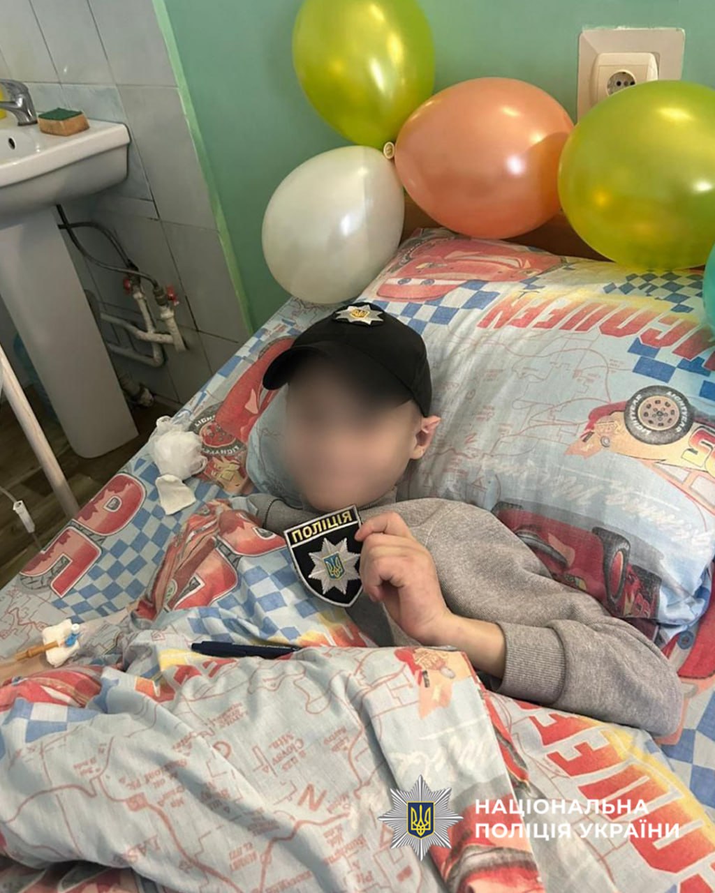 Поліцейські Служби освітньої безпеки відвідали в лікарні хлопчика, який постраждав від рук батьків