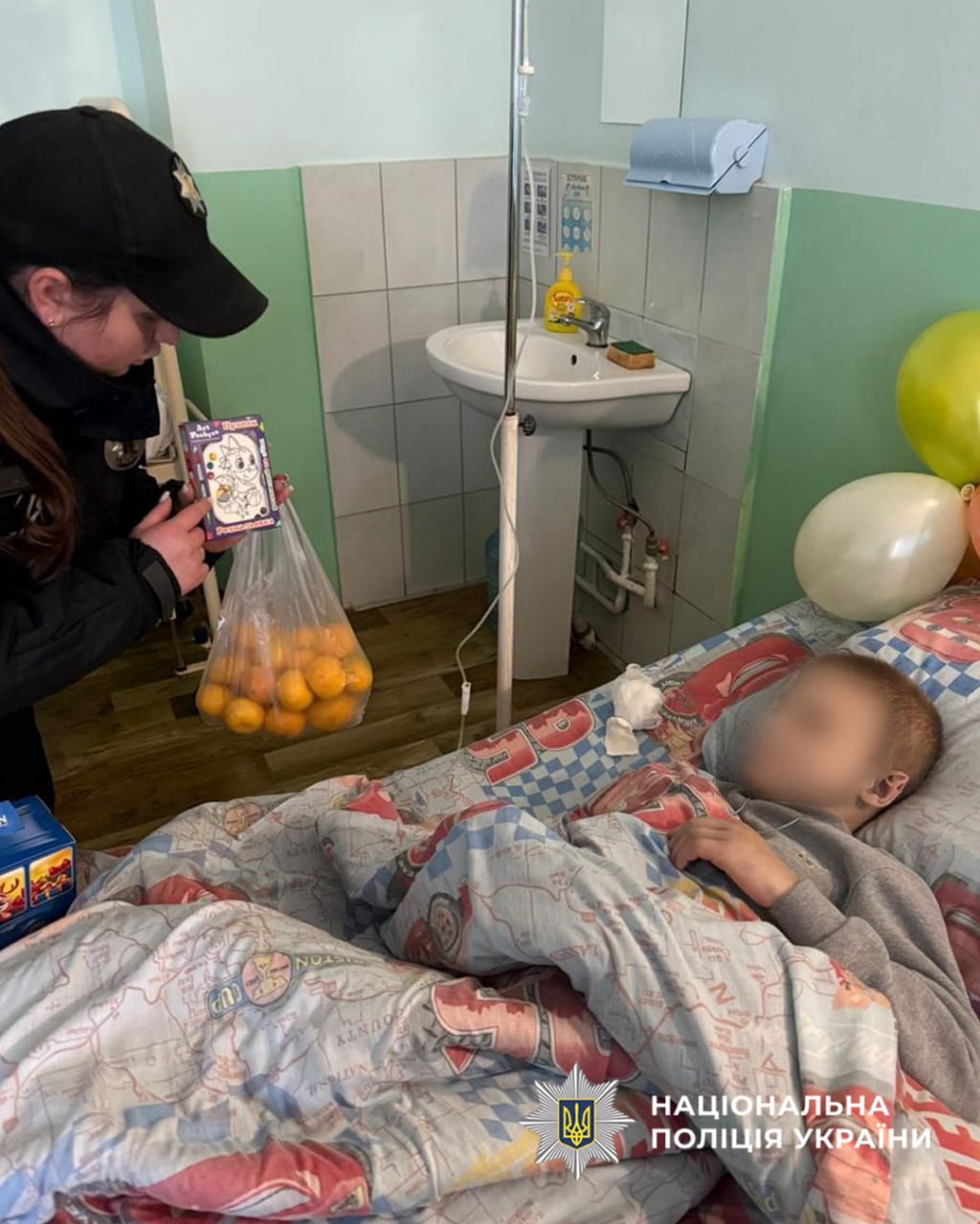 Поліцейські Служби освітньої безпеки відвідали в лікарні хлопчика, який постраждав від рук батьків - фото 2