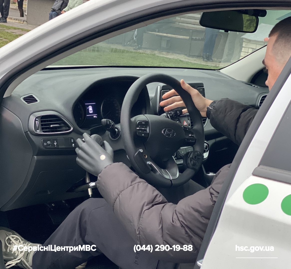 Ветеран 3-ї штурмової бригади став учнем «Безбарʼєрної автошколи» у Вінниці - фото 2