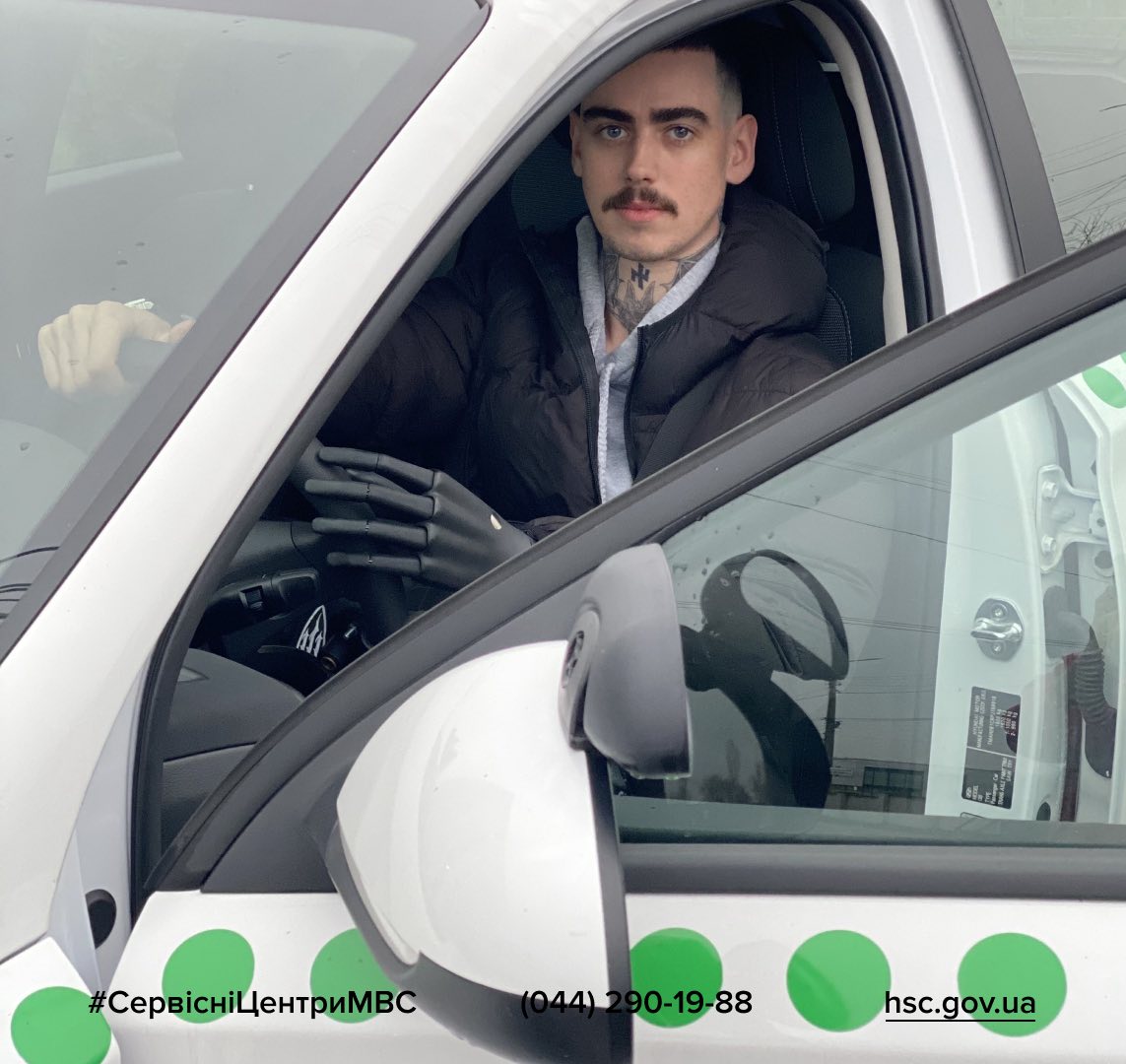 Ветеран 3-ї штурмової бригади став учнем «Безбарʼєрної автошколи» у Вінниці - фото 3