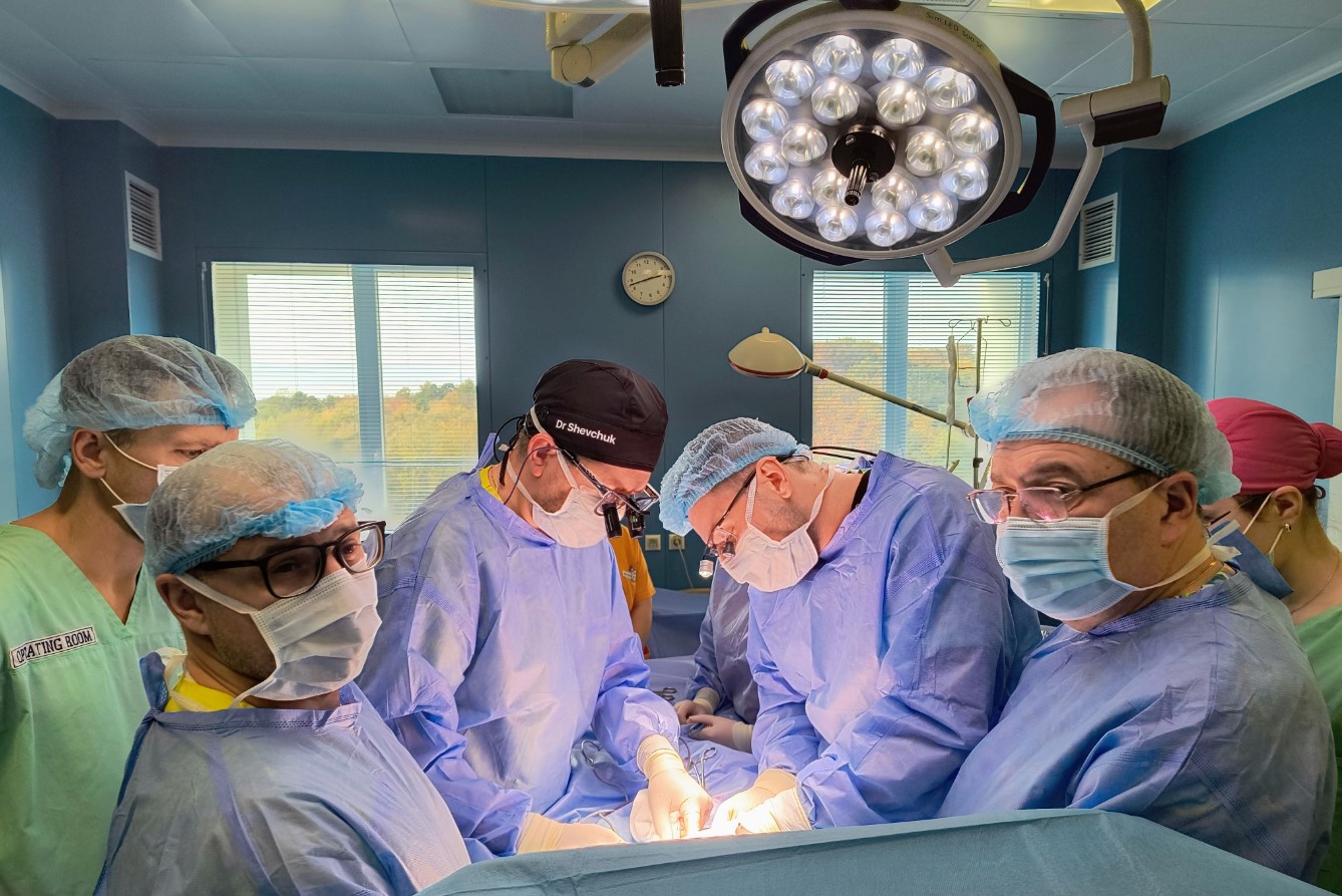 Нирка від тата, а печінка від мами: у Львові хлопчику провели подвійну родинну трансплантацію