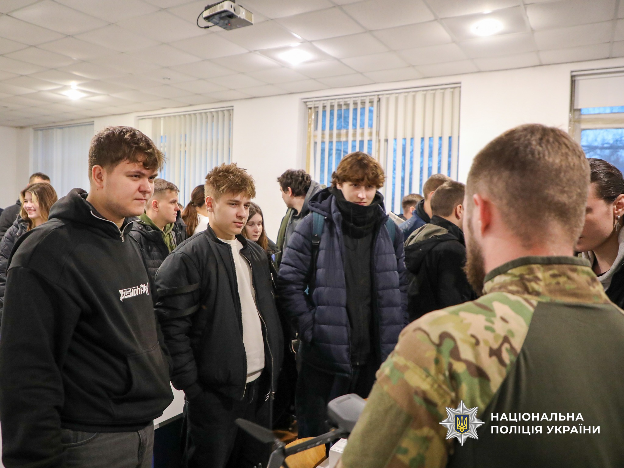 Черкаські спецпризначенці провели лекцію для студентів та показали як керувати дронами - фото 3