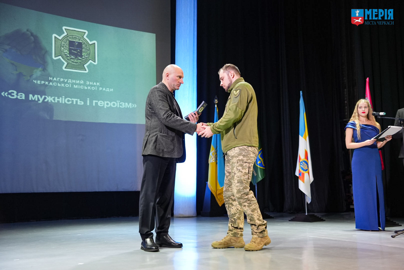 У Черкасах відбулися урочистості до Дня Збройних Сил України та Міжнародного дня волонтера - фото 2