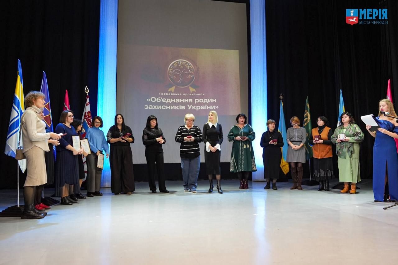 У Черкасах відбулися урочистості до Дня Збройних Сил України та Міжнародного дня волонтера - фото 3