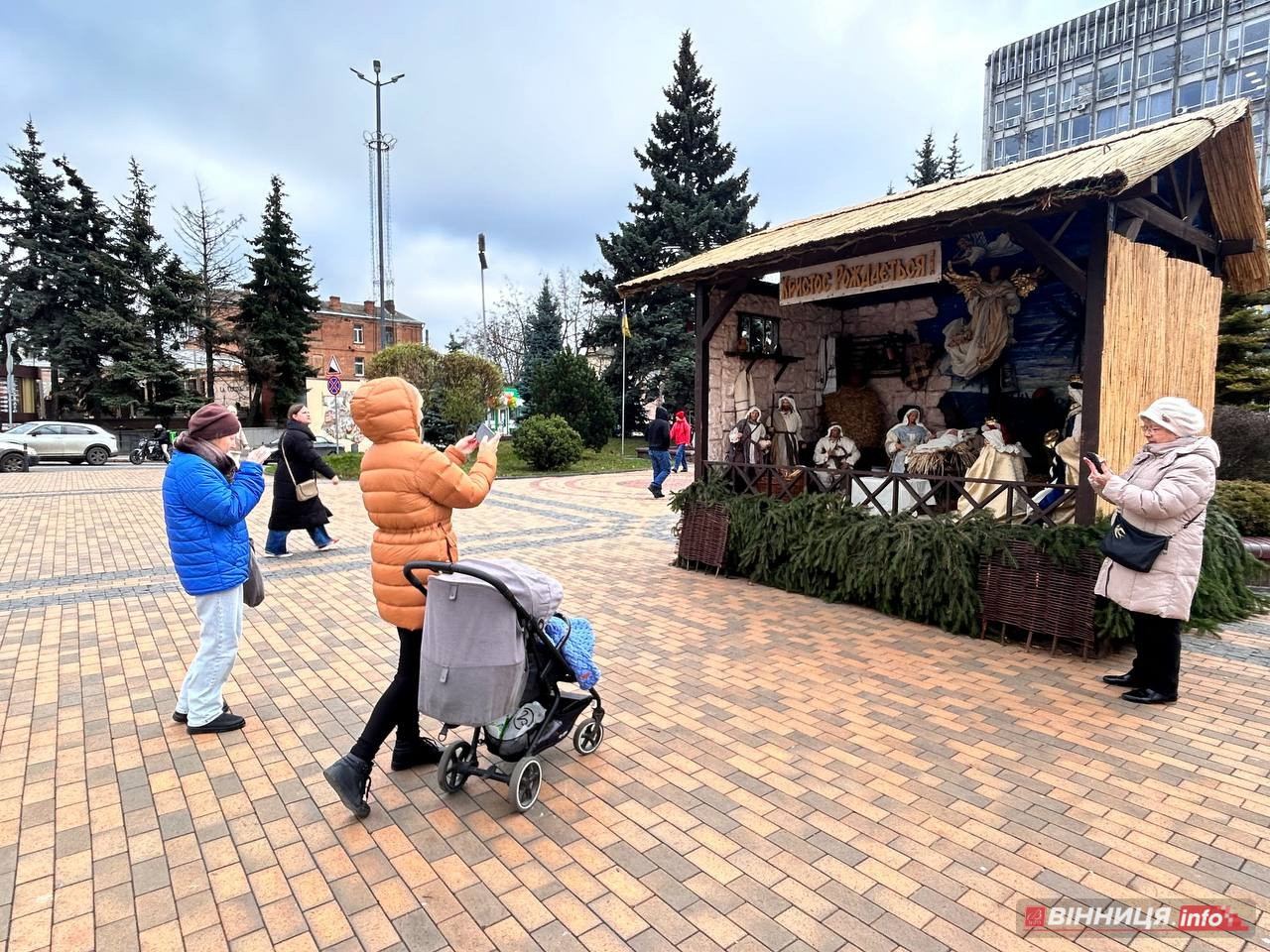 Різдвяний вертеп встановили у центрі Вінниці: фото