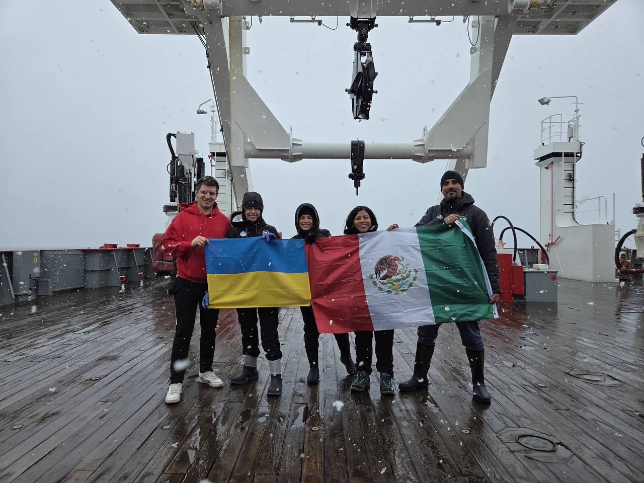 Український криголам «Ноосфера» прибув до станції «Академік Вернадський» з мексиканцями. Фото