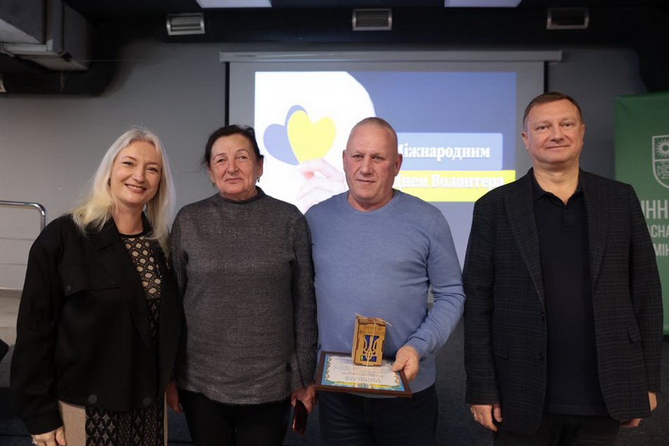У Міжнародний день волонтера відзначили вінничан - фото 17