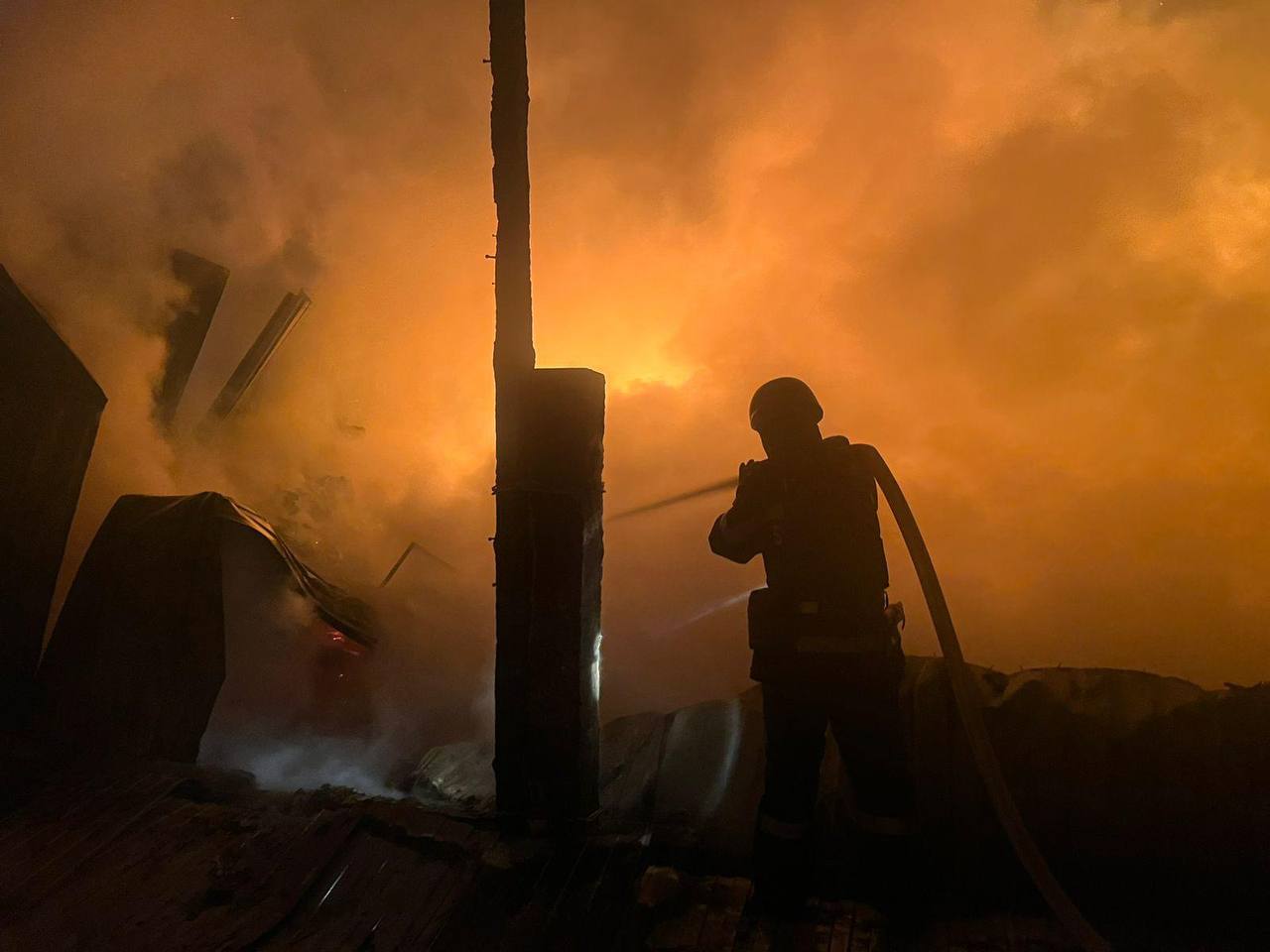 Пошкоджені будинки, залізниця та бізнес-об’єкти: наслідки атаки рф на Київщину - фото 2