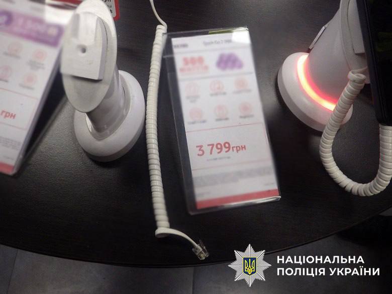 Киянин пограбував магазин мобільного зв’язку