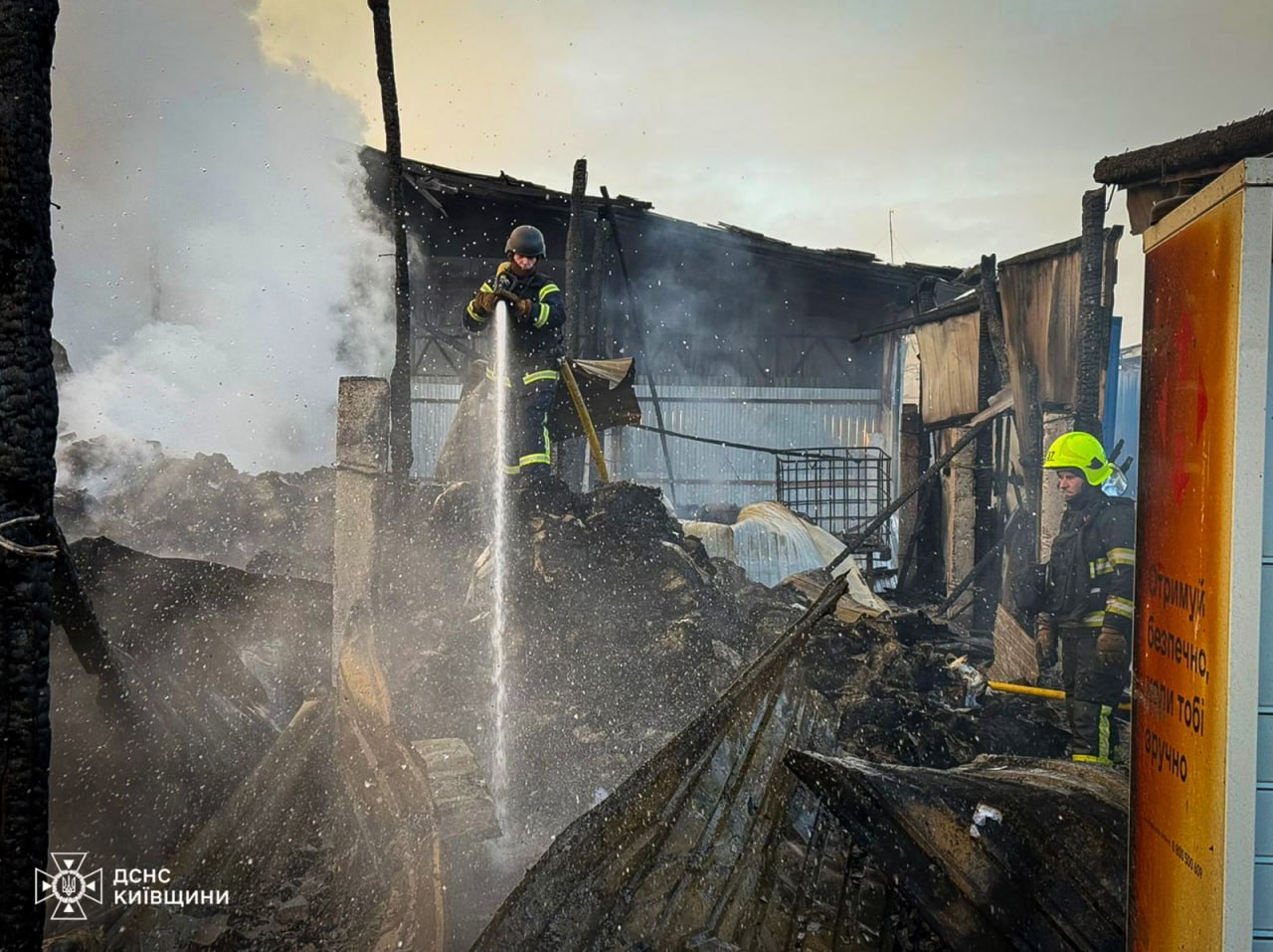 Рятувальники ліквідовують наслідки масованої атаки на Київщині - фото 7