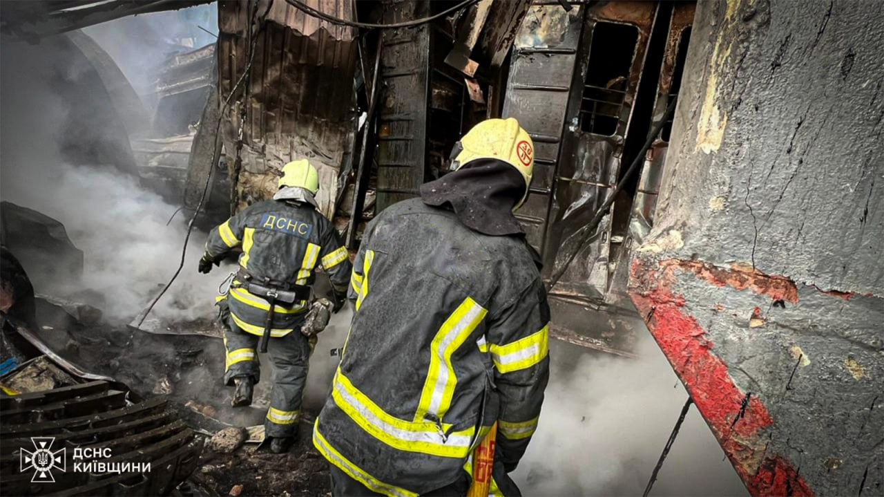 Рятувальники ліквідовують наслідки масованої атаки на Київщині - фото 2