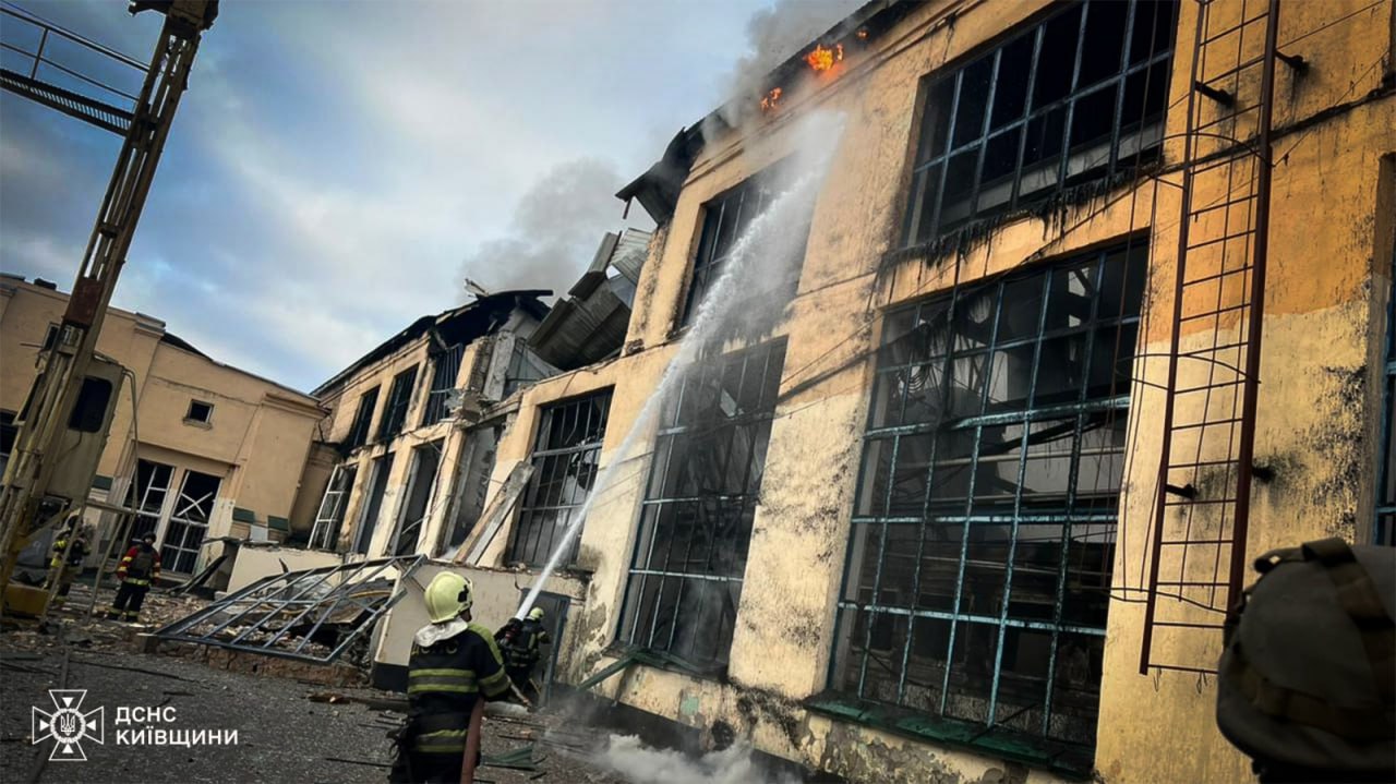 Рятувальники ліквідовують наслідки масованої атаки на Київщині - фото 3