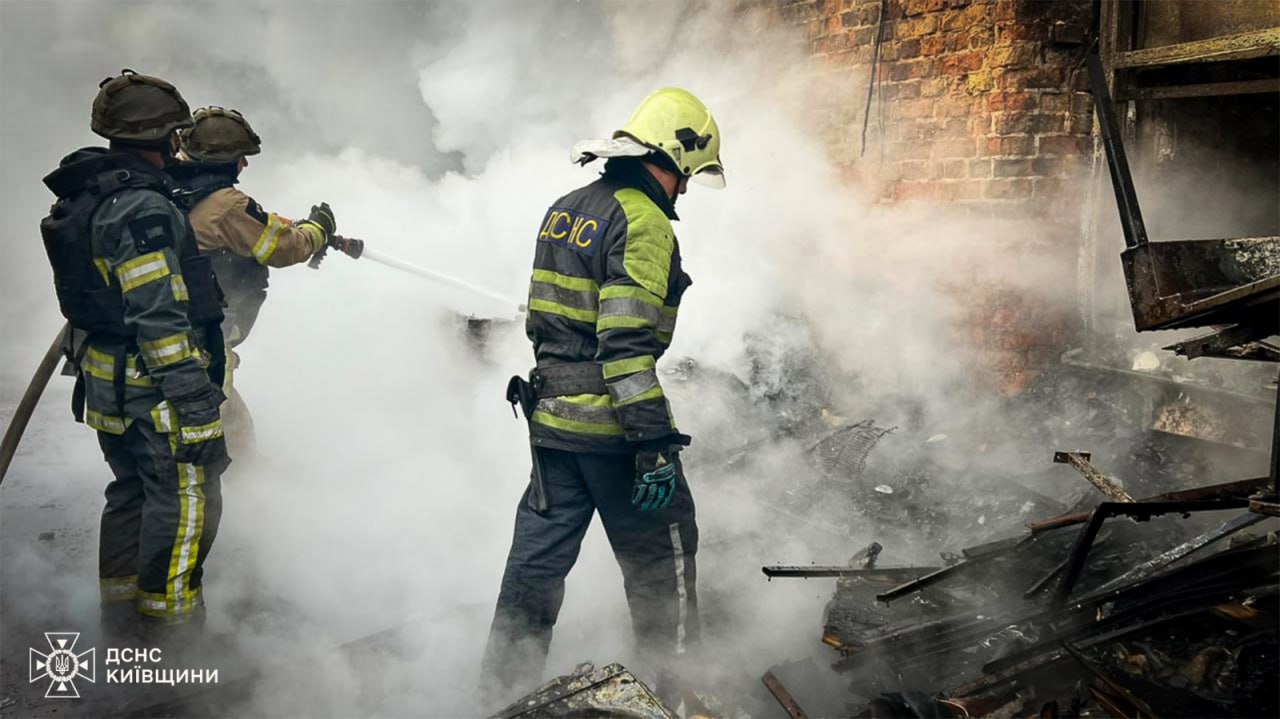 Рятувальники ліквідовують наслідки масованої атаки на Київщині