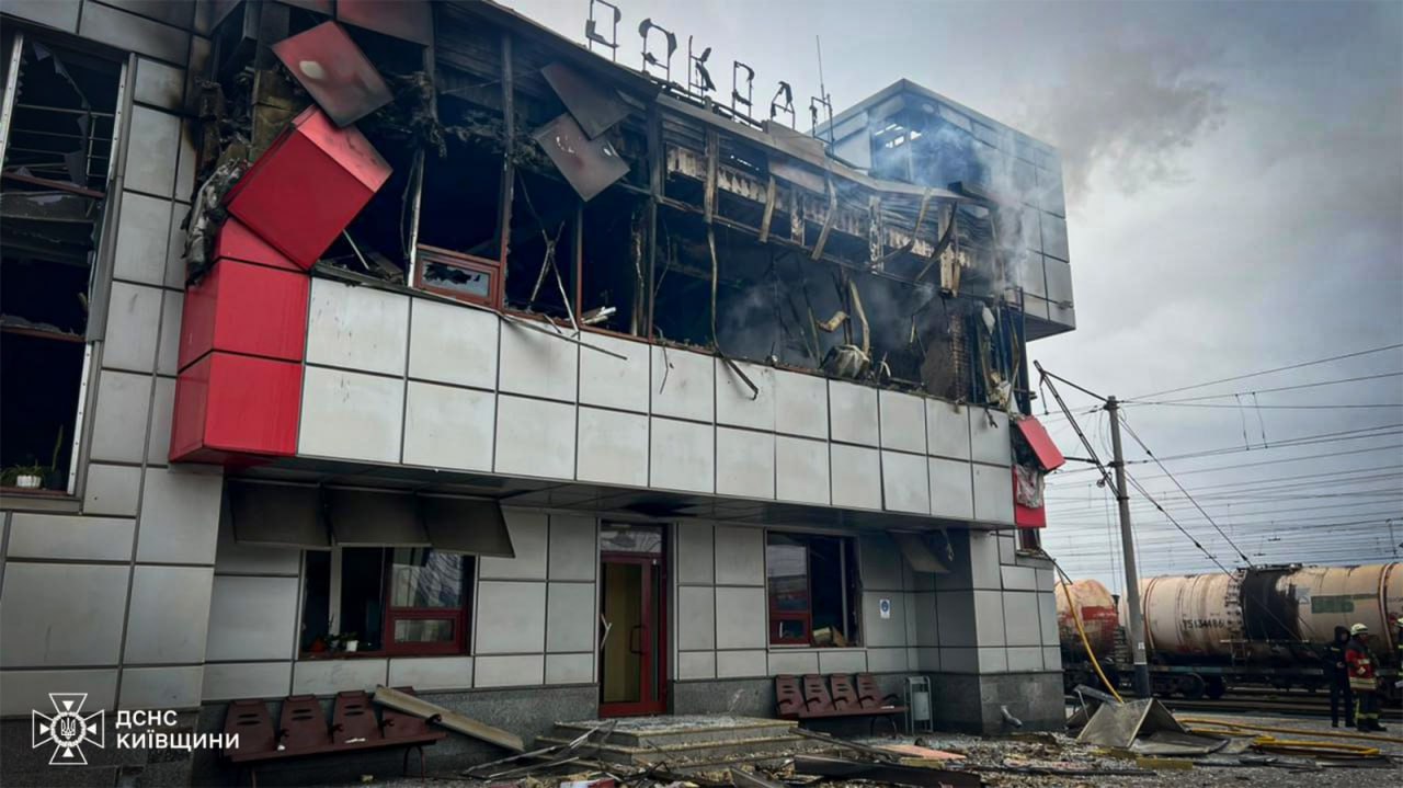 Рятувальники ліквідовують наслідки масованої атаки на Київщині - фото 4