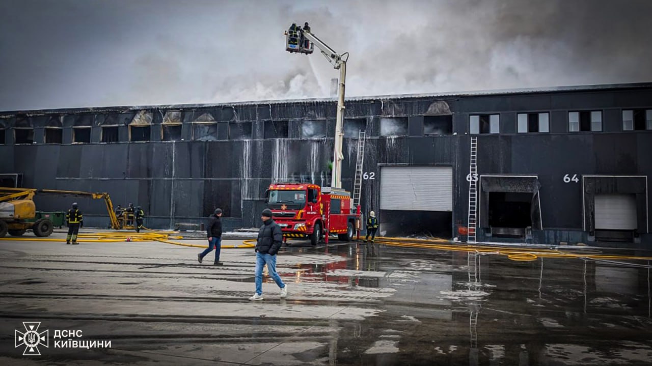 Рятувальники ліквідовують наслідки масованої атаки на Київщині - фото 6