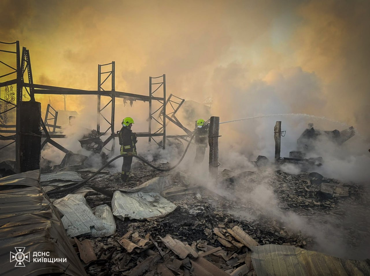 Рятувальники ліквідовують наслідки масованої атаки на Київщині - фото 8