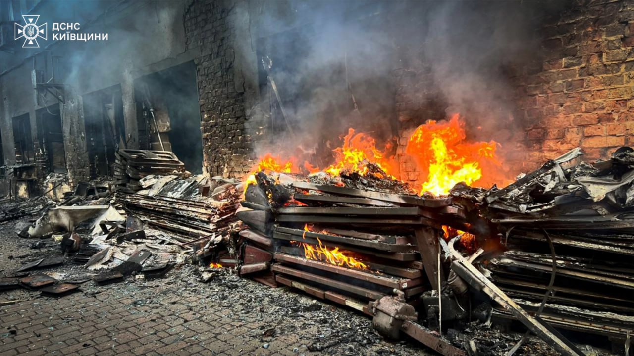 Рятувальники ліквідовують наслідки масованої атаки на Київщині - фото 5
