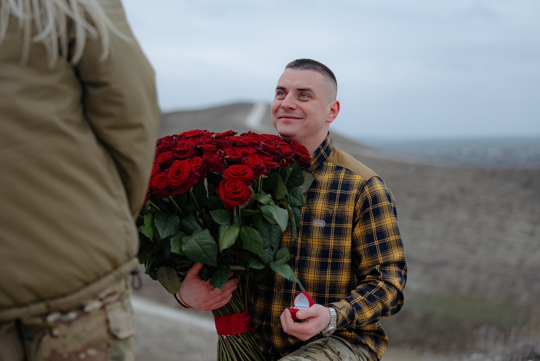 Військовий зробив пропозицію коханій на крейдяних горах Донбасу. Фото - фото 2